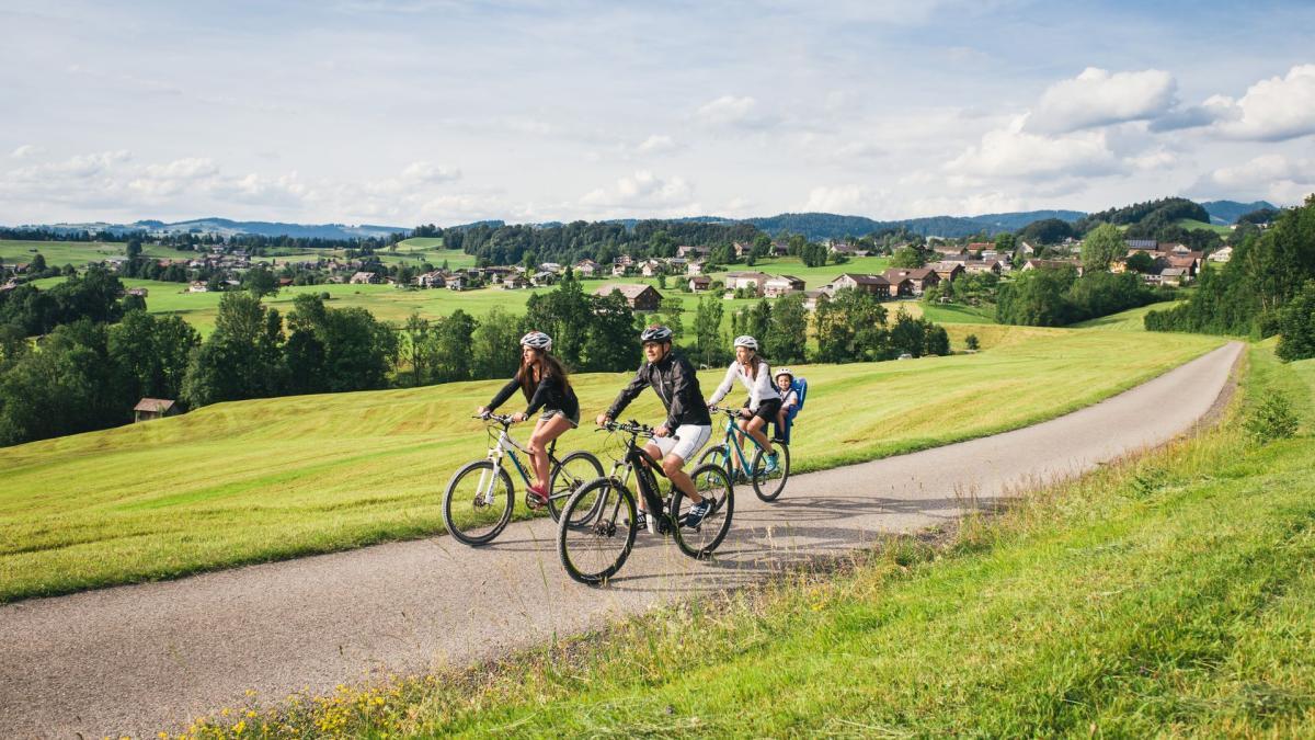 Personen am Fahrrad fahren im Bregenzerwald