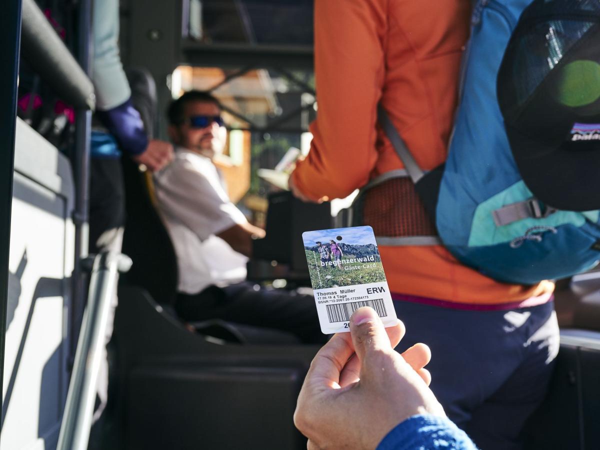 Person geht in den Bus mit der bregenzerwald Gaeste-card