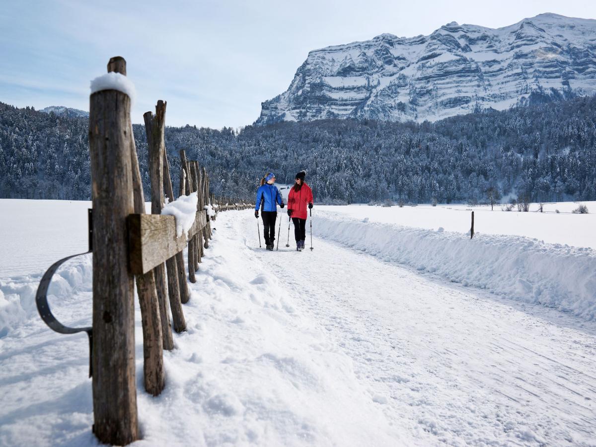 Personen beim Winterwandern in Bizau